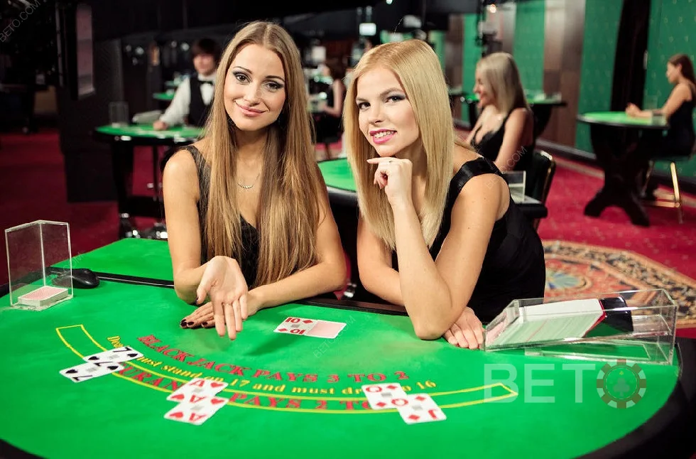 Dealer memandu permainan meja dalam tampilan kasino live